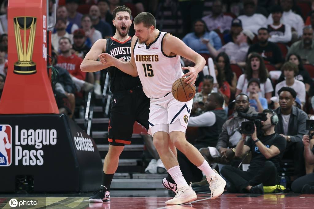 约基奇开红温模式欺负申京 大号准三双+罕见秀隔扣