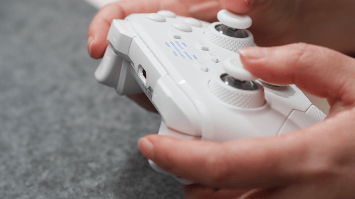 同价位唯一双切震动扳机！北通鲲鹏20绝尘白用自研技术打造入门手柄天花板