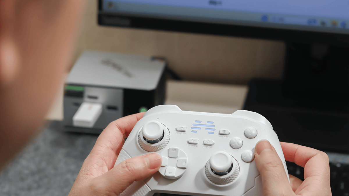 同价位唯一双切震动扳机！北通鲲鹏20绝尘白用自研技术打造入门手柄天花板