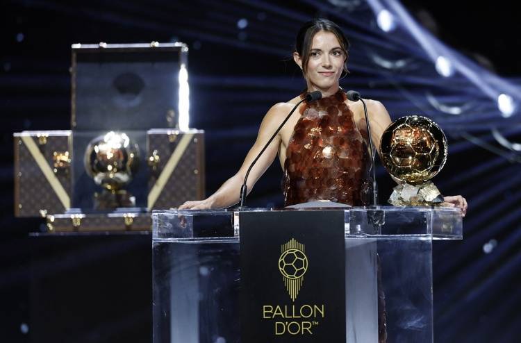 三连女足金球奖得主邦马蒂：梅西独一档！