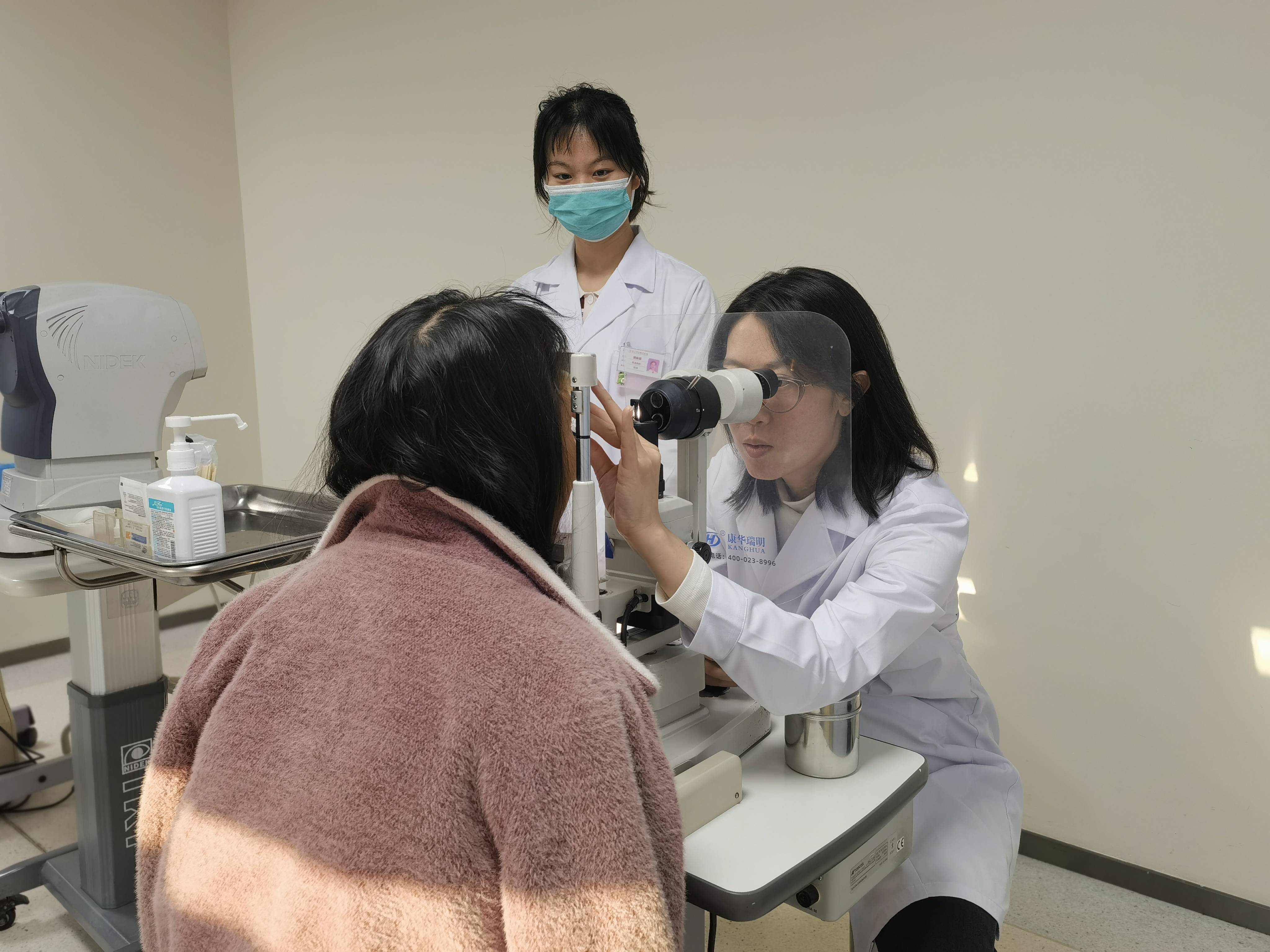 视力骤降竟是降压药惹的祸？55岁大娘的这个用药行为必须要警惕