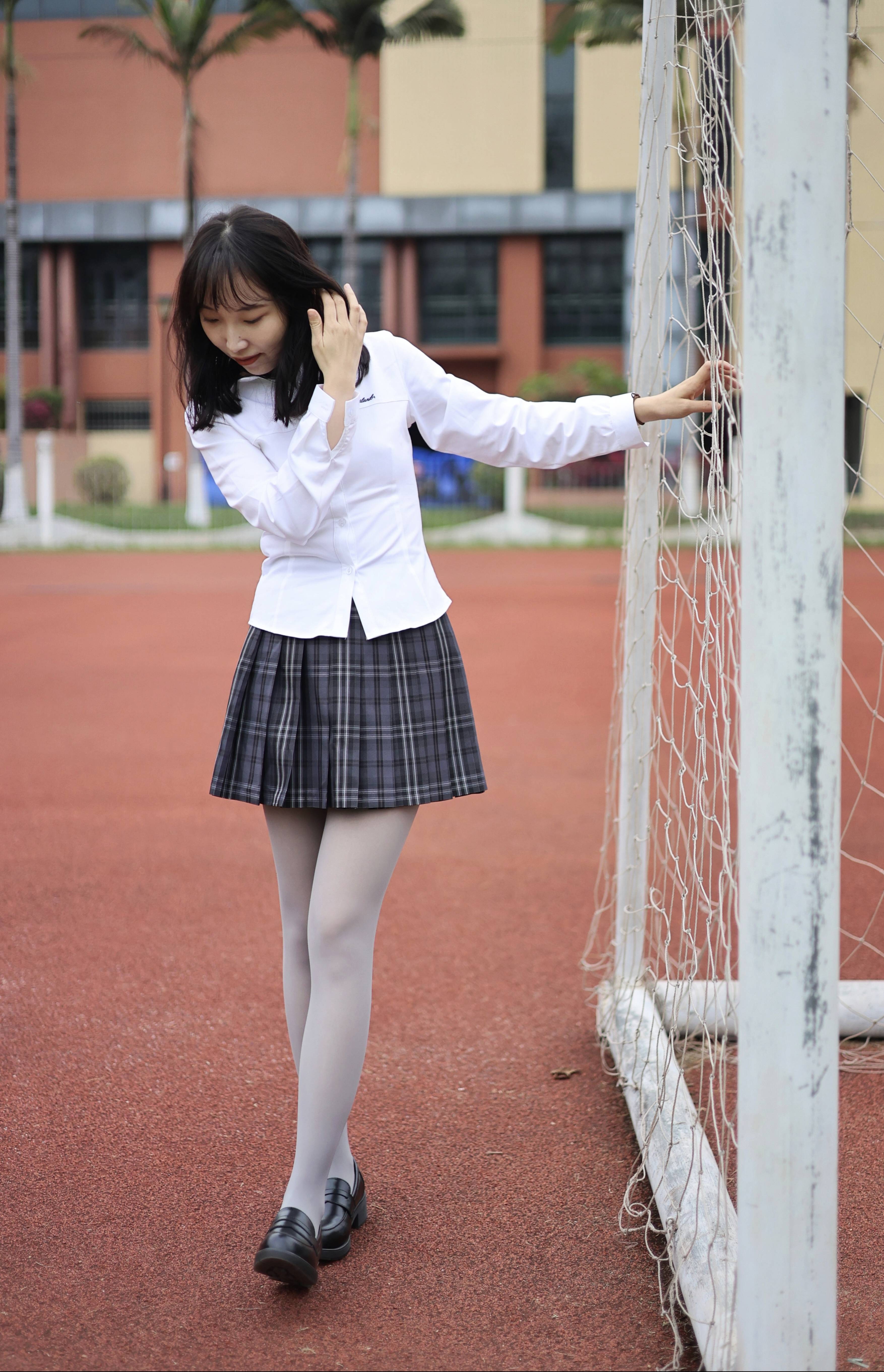 jk制服搭配灰丝小皮鞋,小姐姐诠释厚灰美学