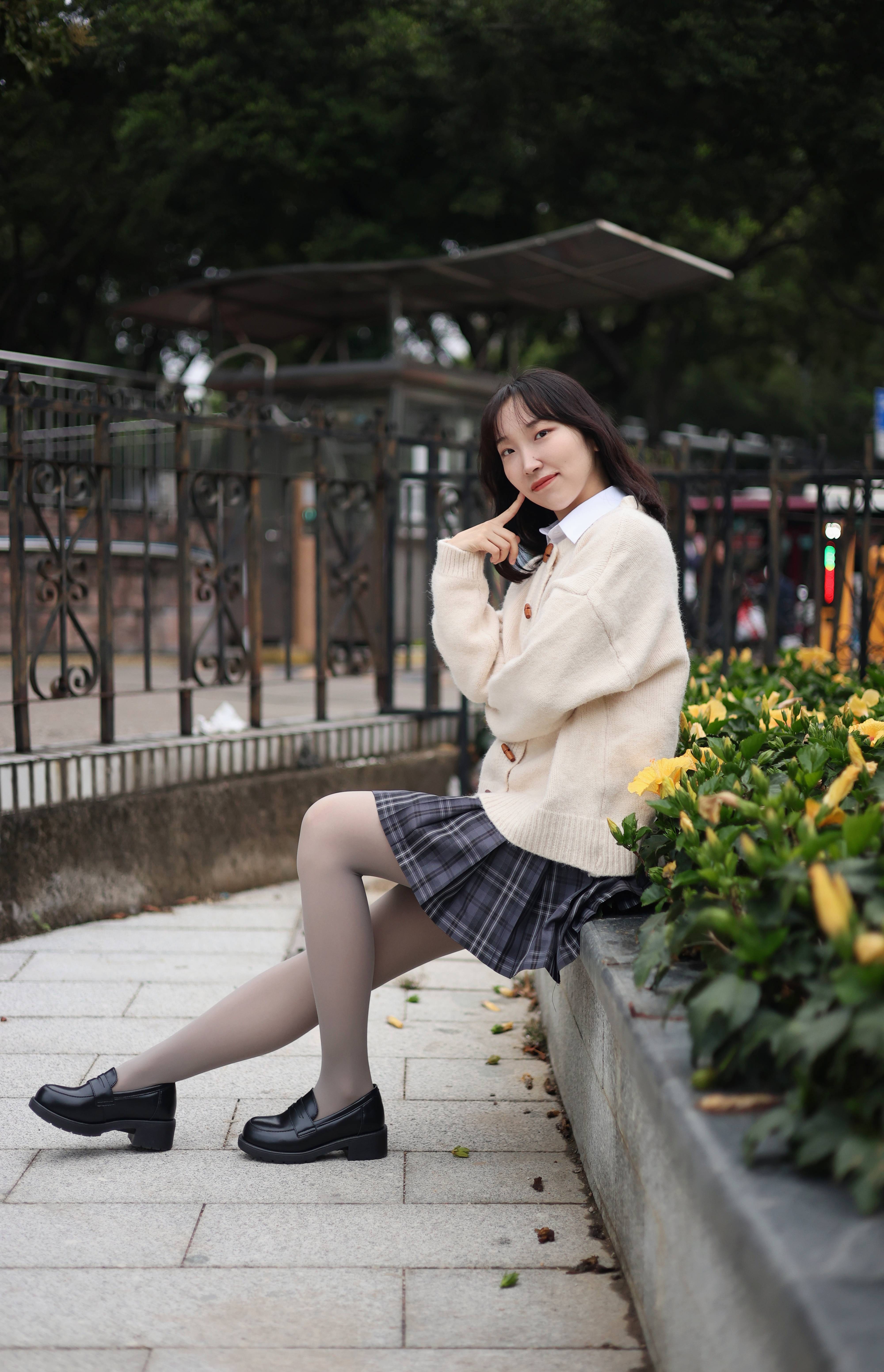 jk制服搭配灰丝小皮鞋,小姐姐诠释厚灰美学