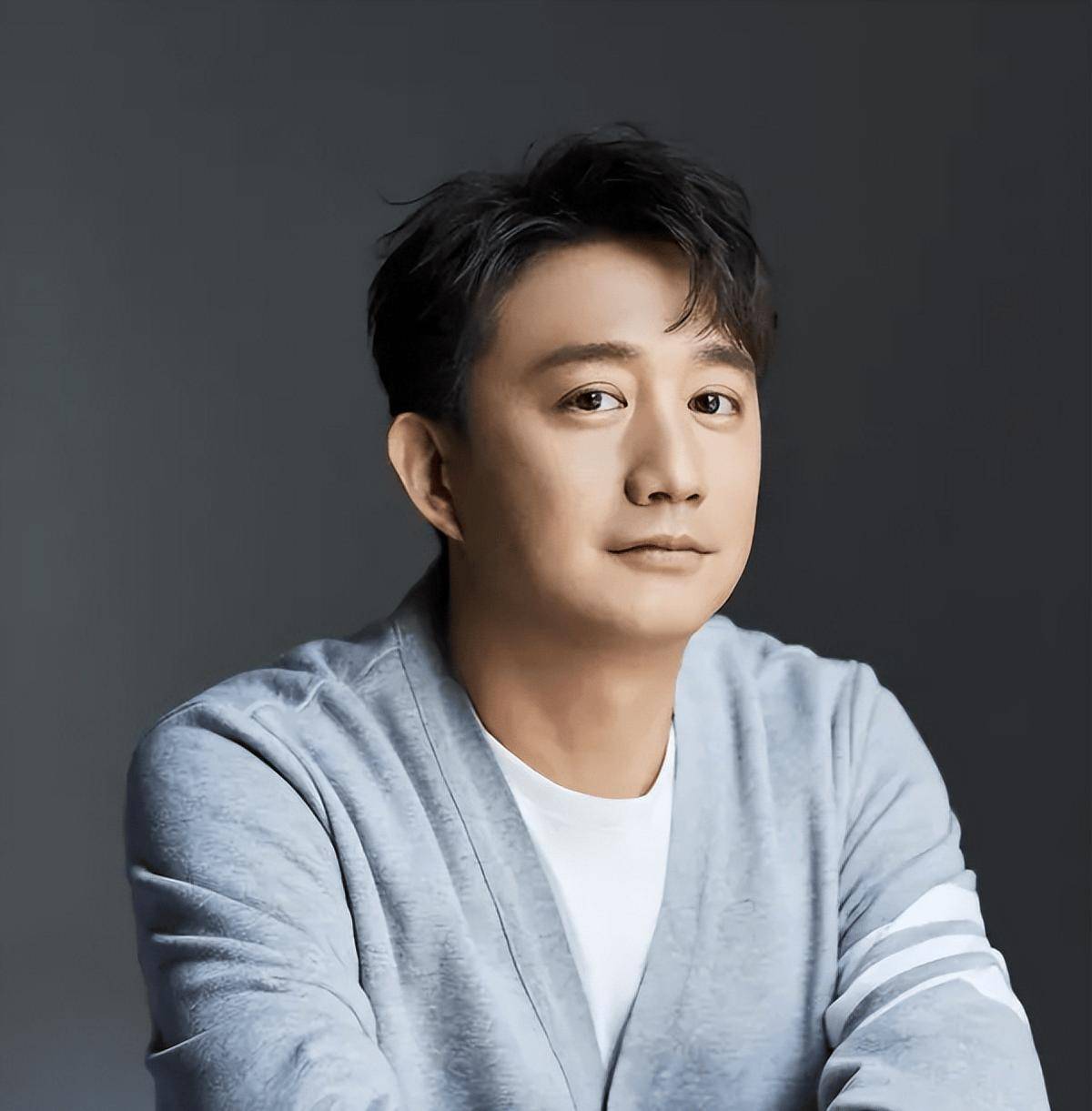 胡歌新剧开机和李沁挑大梁导演是我们熟悉的黑料满天飞的他