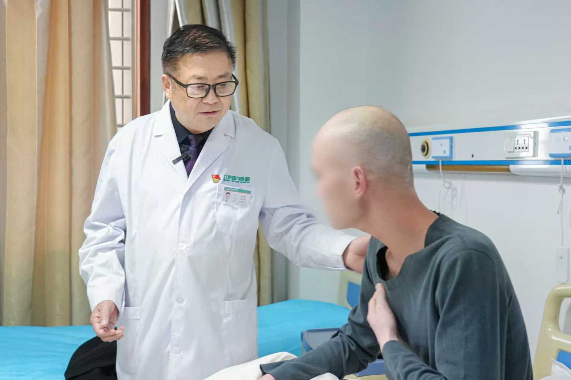 白癜风专家郑华国：白癜风的辅助干预方式，温和助力病情恢复