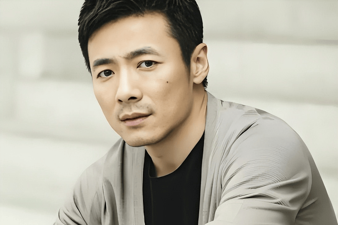 从汽车工人到实力演员，祖峰甘当绿叶，凭书法再获关注