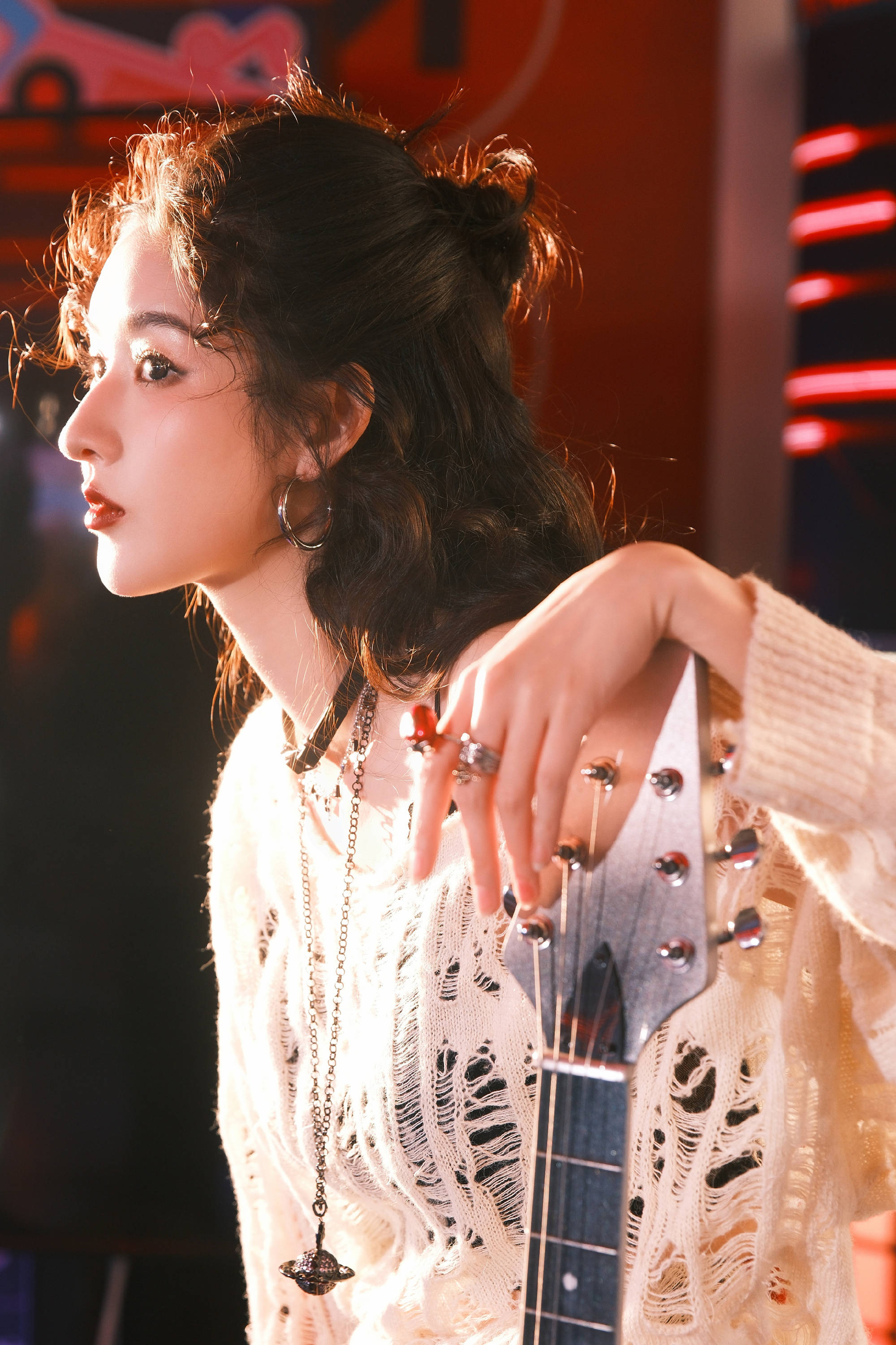 王玉雯米白镂空毛衣搭红格短裙 瞬间梦回千禧街头