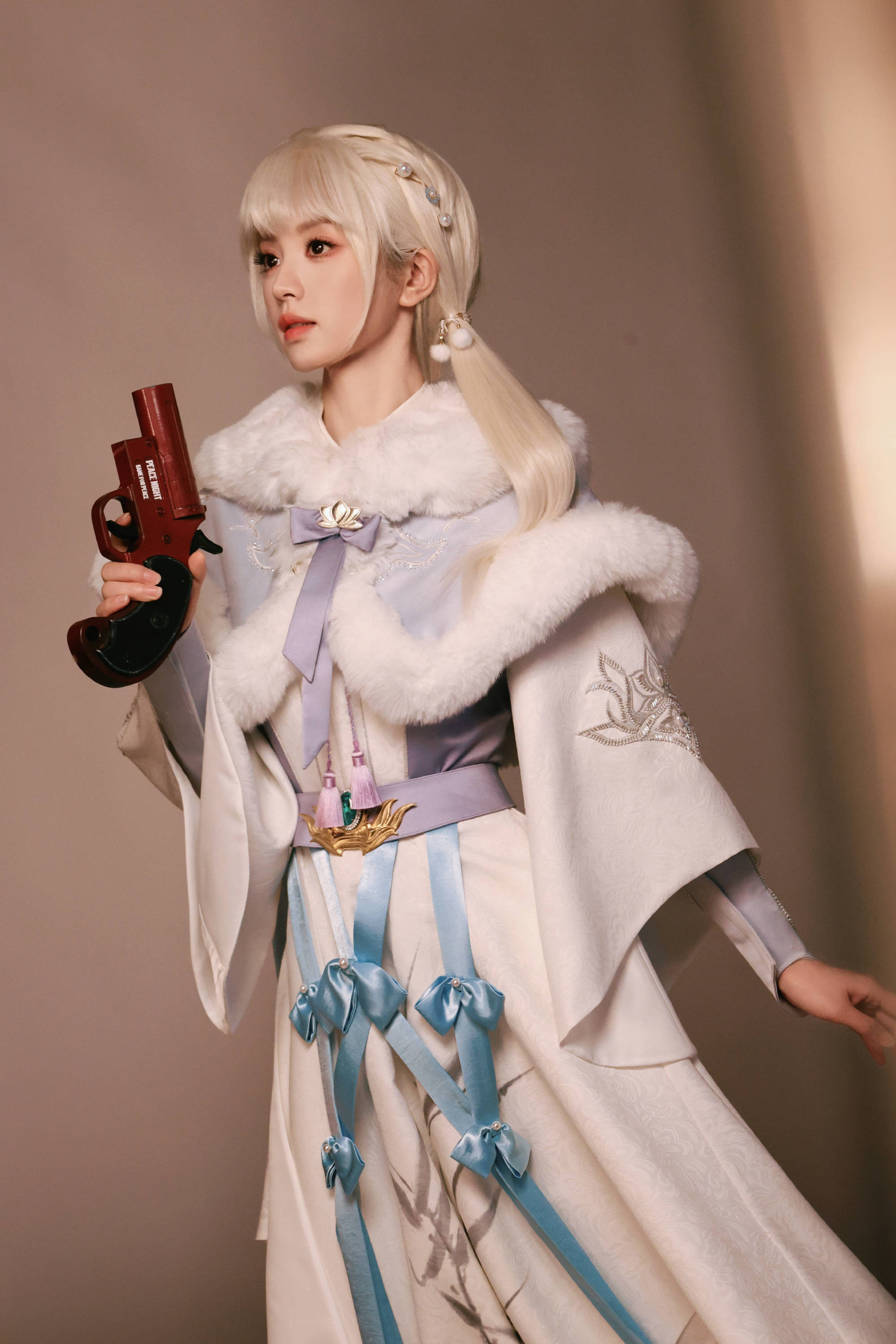 田曦薇穿浅蓝古风裙仙气飘飘 银发双马尾俏皮可爱