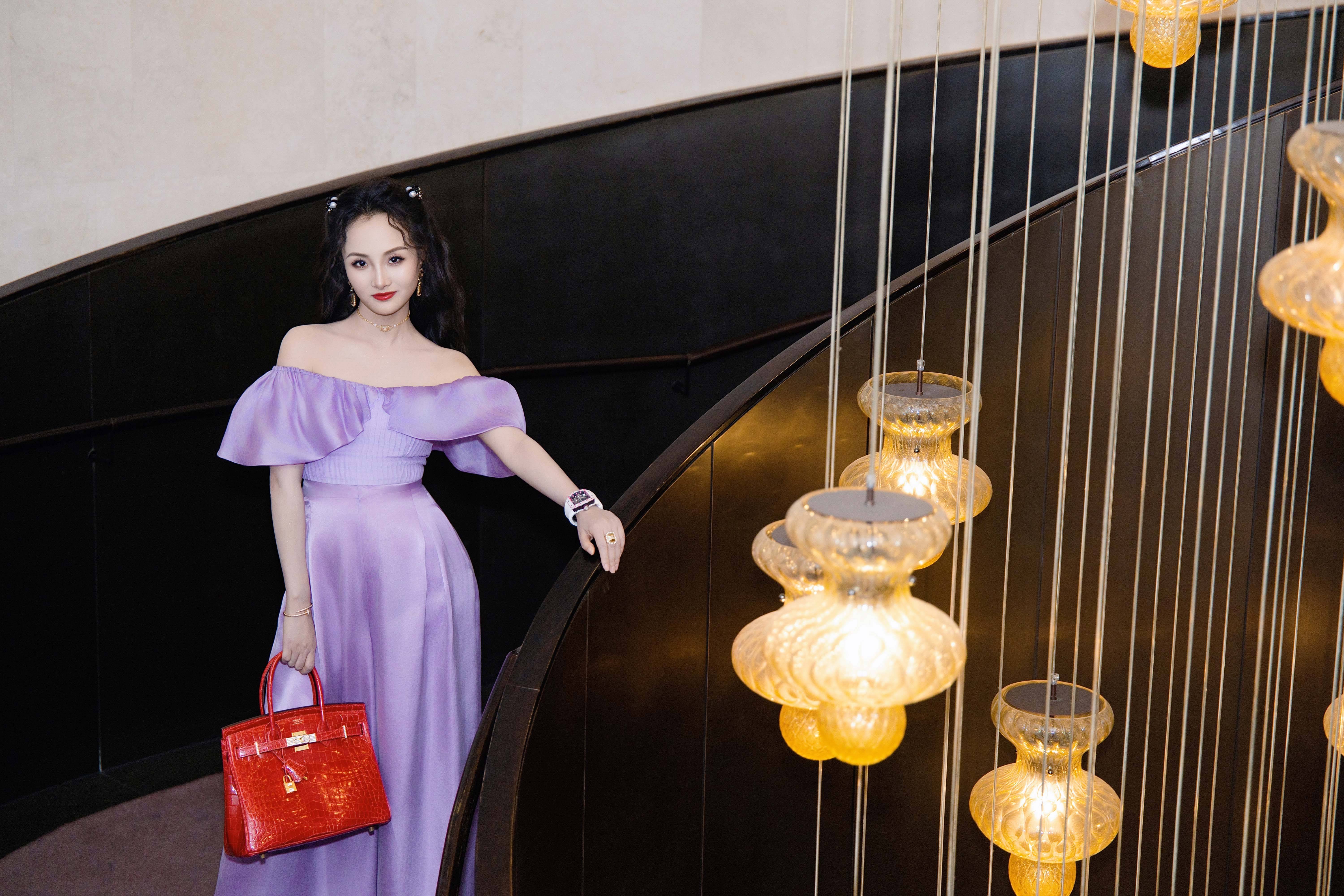 亮月影视董事长项亮月闪耀Rola Shine臻耀之夜   紫色造型与东方珠宝交相辉映