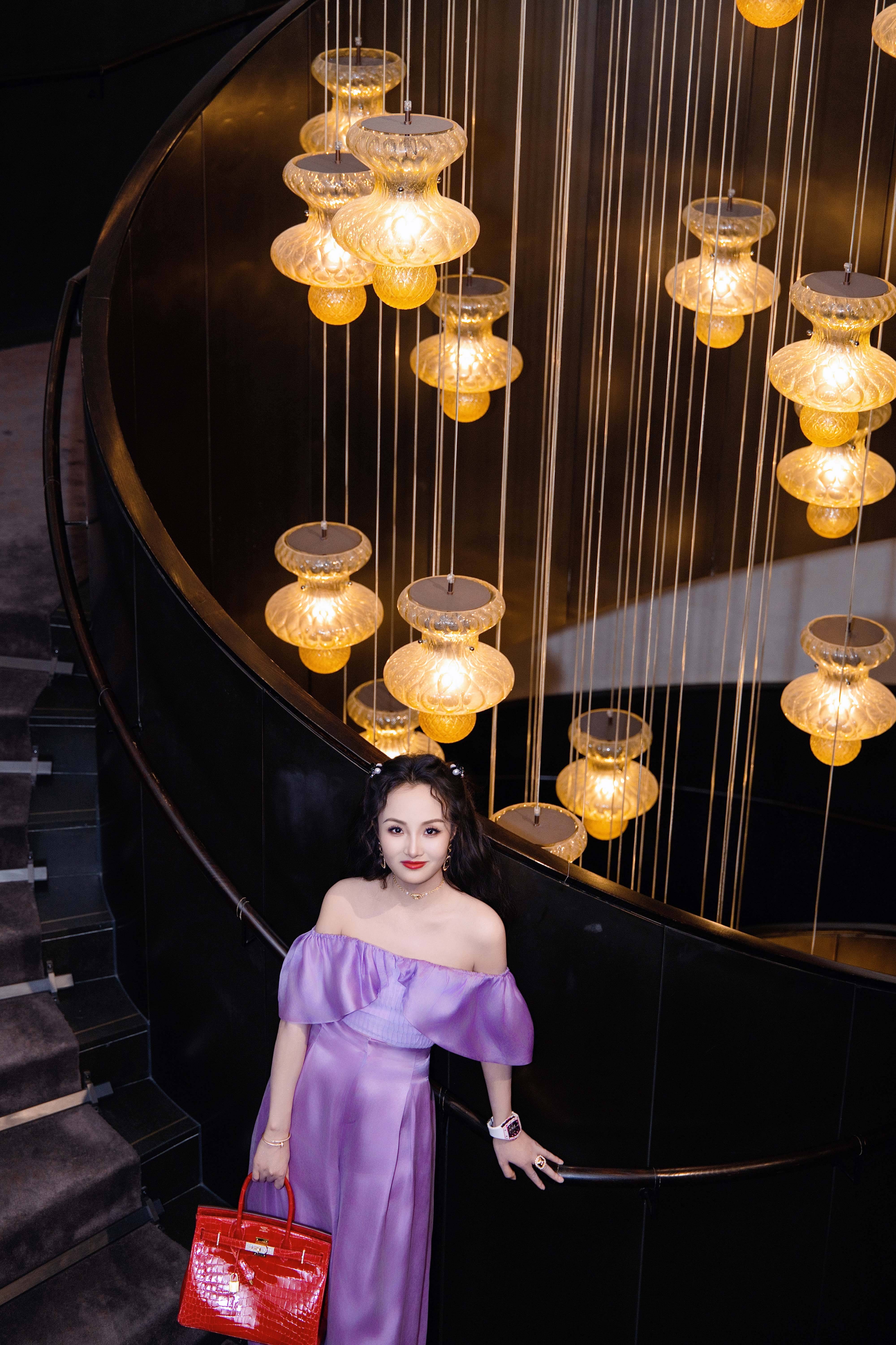 亮月影视董事长项亮月闪耀Rola Shine臻耀之夜   紫色造型与东方珠宝交相辉映