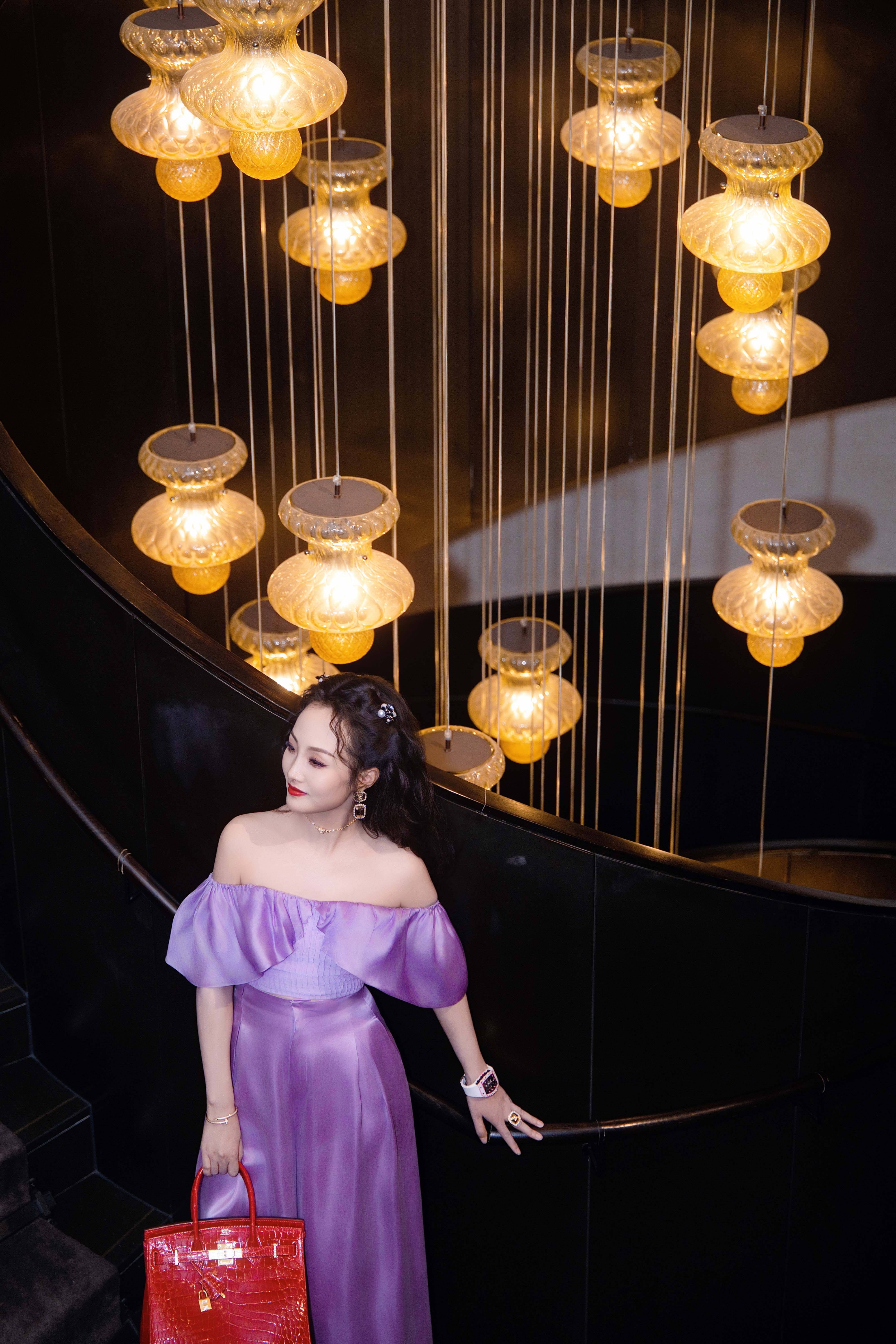 亮月影视董事长项亮月闪耀Rola Shine臻耀之夜   紫色造型与东方珠宝交相辉映