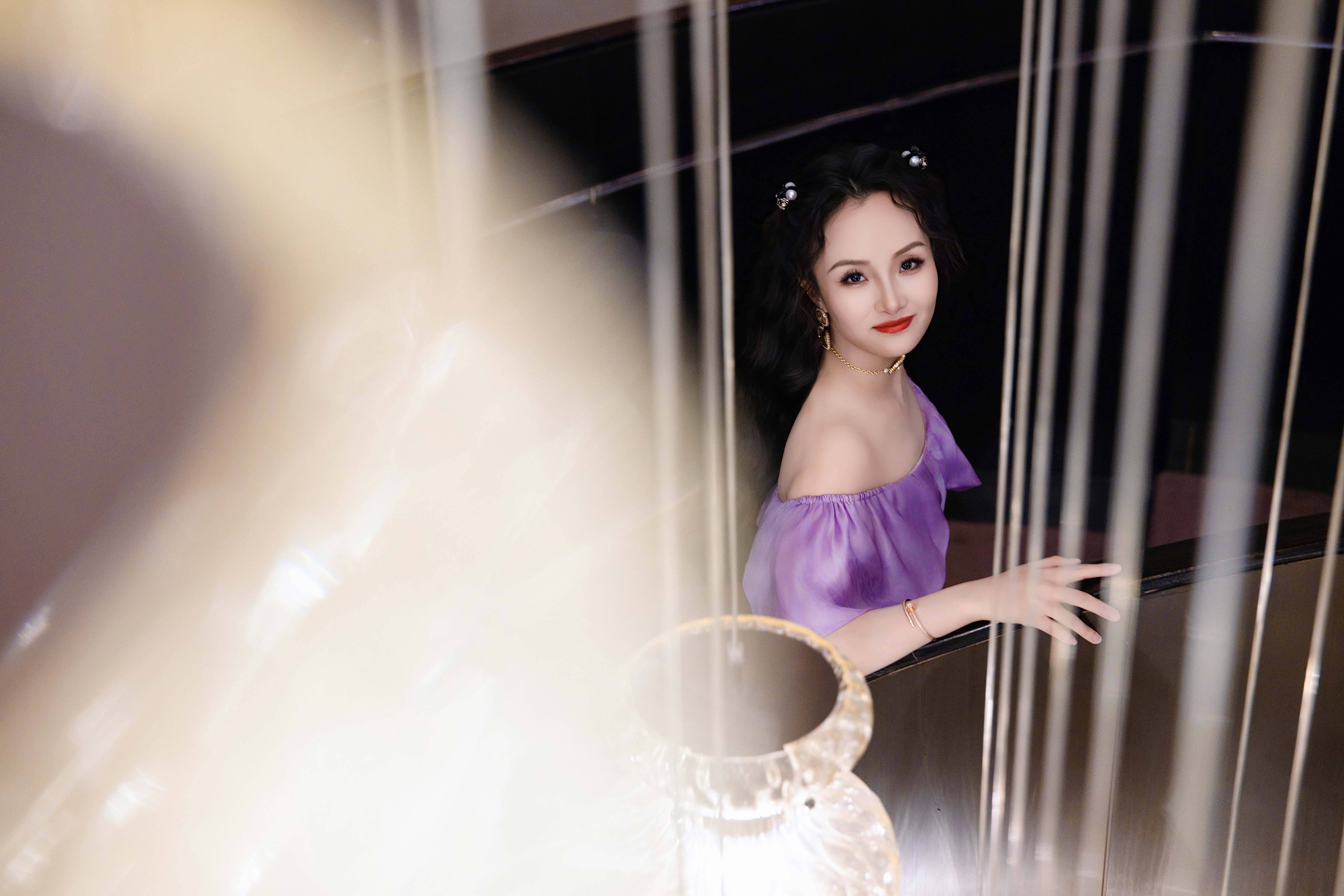 亮月影视董事长项亮月闪耀Rola Shine臻耀之夜   紫色造型与东方珠宝交相辉映