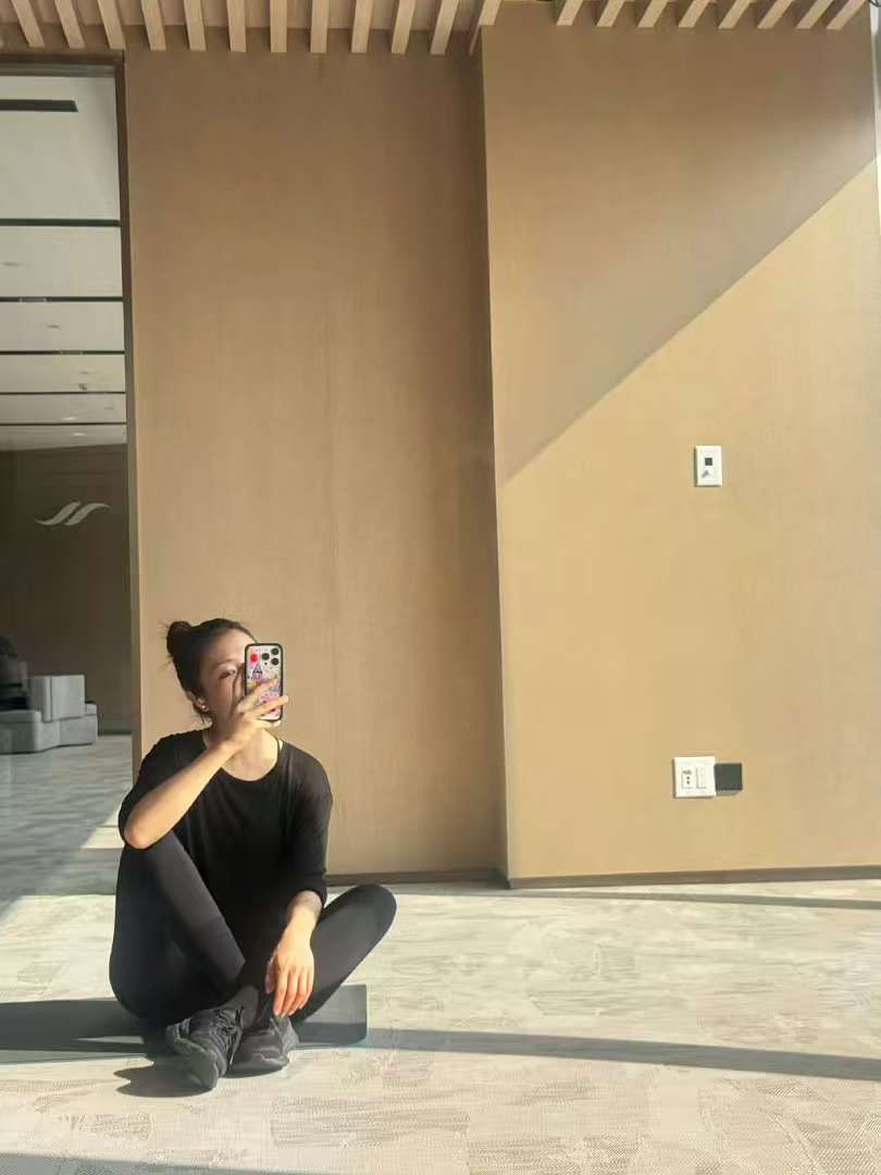 李兰迪穿紧身运动衣线条流畅 素颜健身生命力爆棚