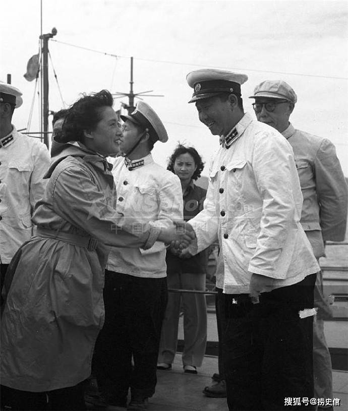 老照片：1958年，文艺界前往福建前线慰问演出，有许多当时的明星，后来的艺术家