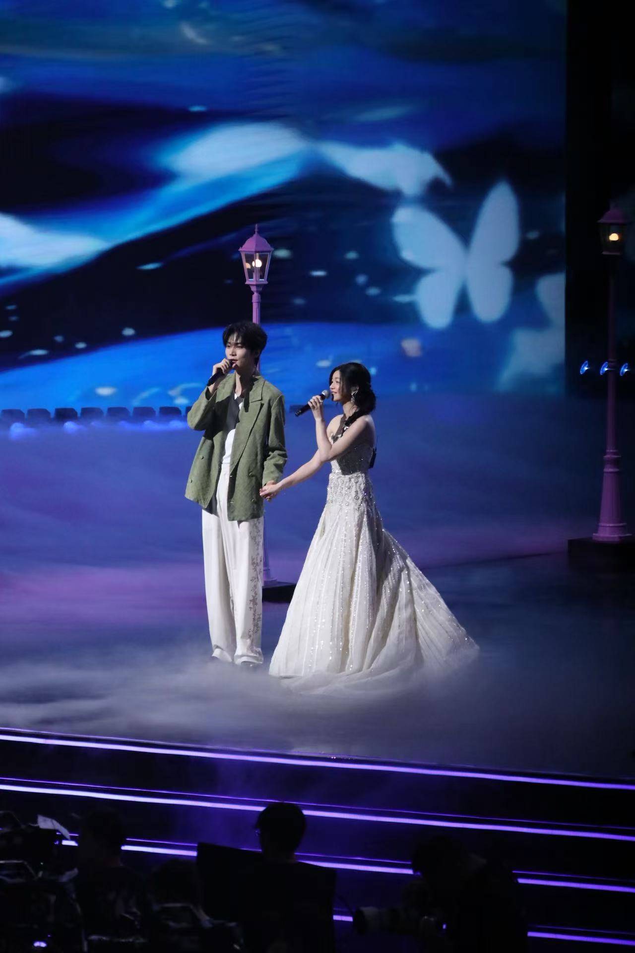 陈妍希和周柯宇牵手对唱 男帅女美全程超甜蜜