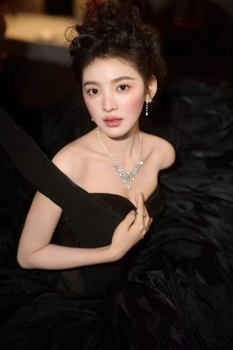 章若楠梳复古爆炸盘发灵动精致 抹胸黑裙配钻饰项链贵气吸睛
