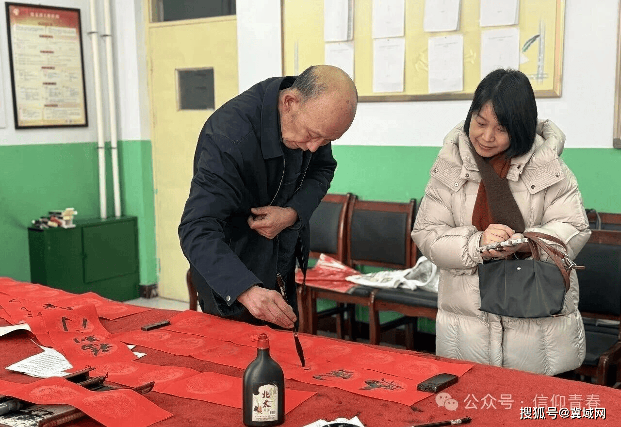 墨香迎新春 送福暖校园——内丘二中开展春联书法公益活动