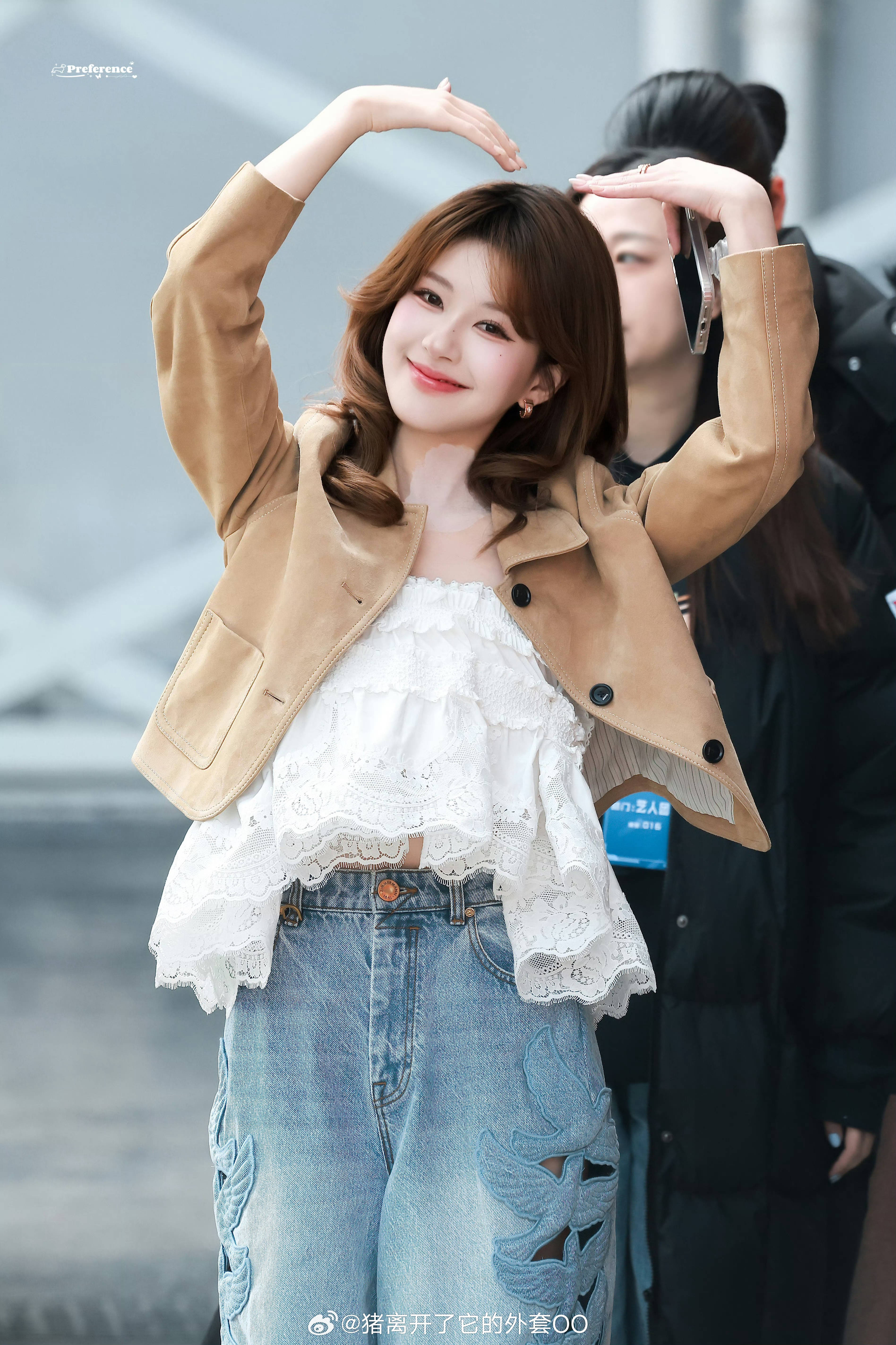 赵露思穿白色吊带娇俏又明媚 可爱比心好似洋娃娃