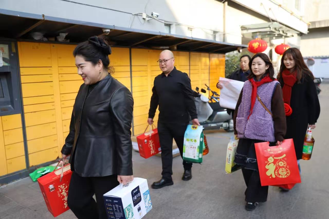邳州“炮车沉香熏蹄”食品陈小勇、纪迪夫妇慰问李彦清(图1) 邳州“炮车沉香熏蹄”食品陈小勇、纪迪夫妇慰问李彦清(图1)