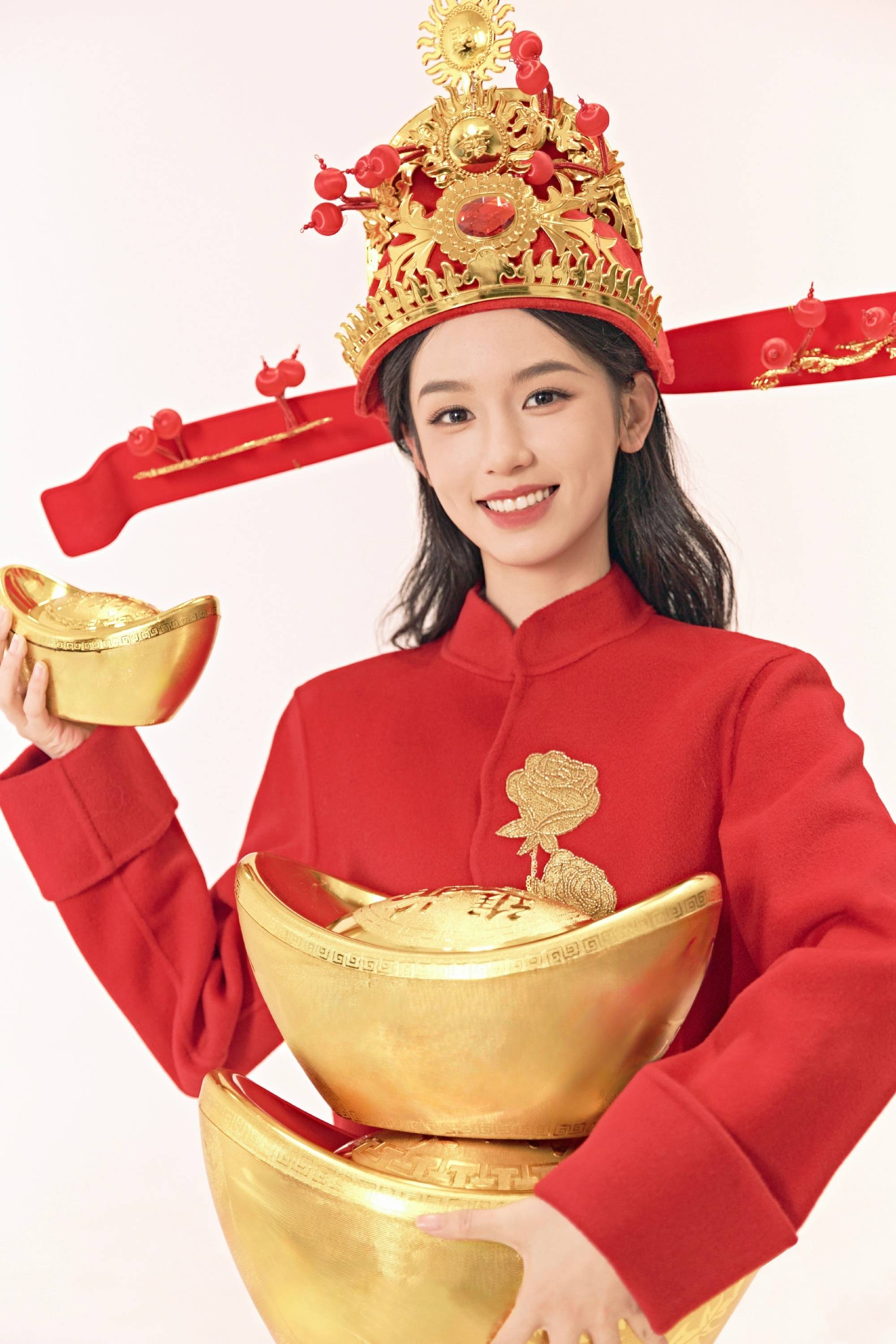 周也红衣财神造型富贵喜庆 手捧金元宝笑意盈盈_笑容_吉祥_大金