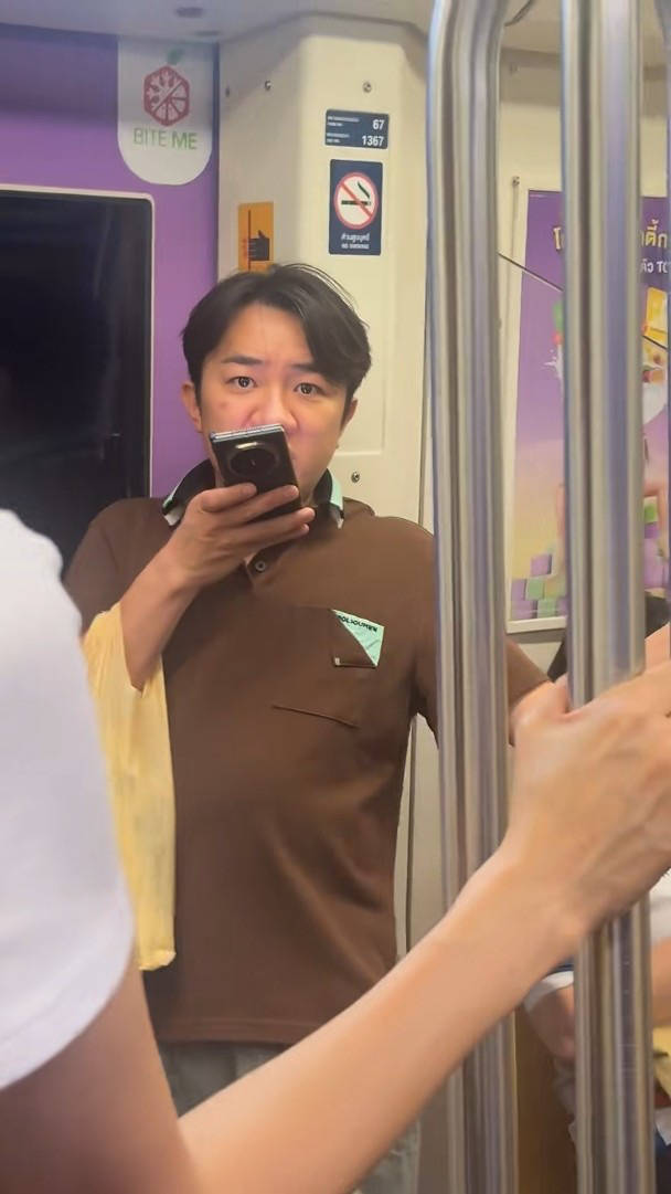 王祖蓝与老婆去泰国旅游被偶遇！身材发福啤酒肚