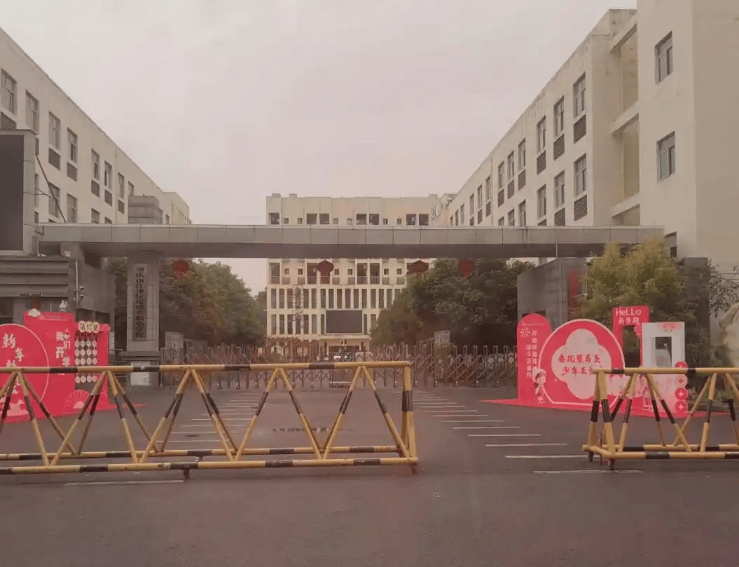 担心堵塞下水道，上厕所不许带纸？家长称学校出台不合理规定；学校否认，重庆市江津区教委回应