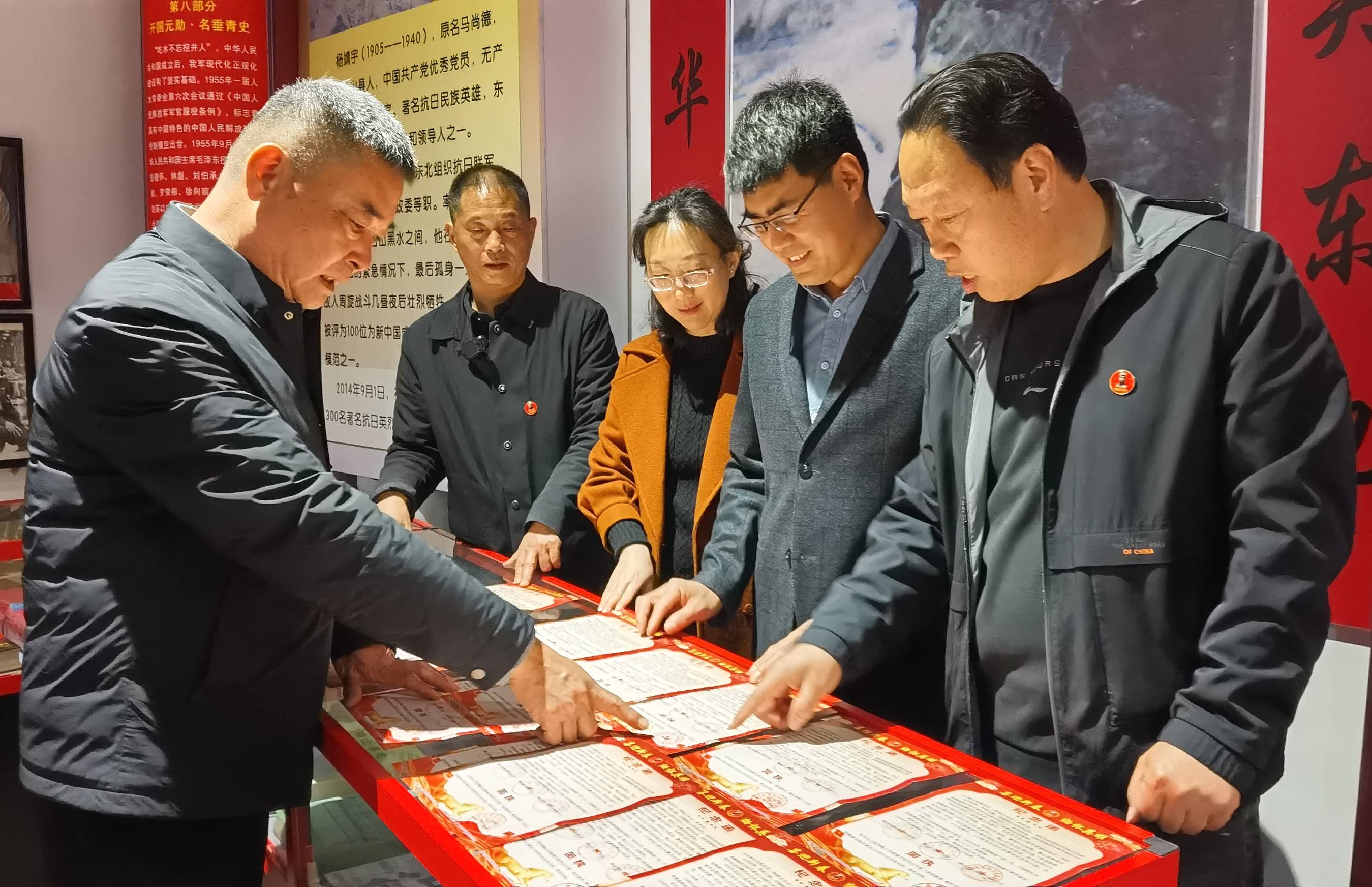 ����Ӣ���¼������к�ɫ�����ȷɽ�ء�ϲӭ�´��廳Ӣ�ۡ��Բ����Ļ