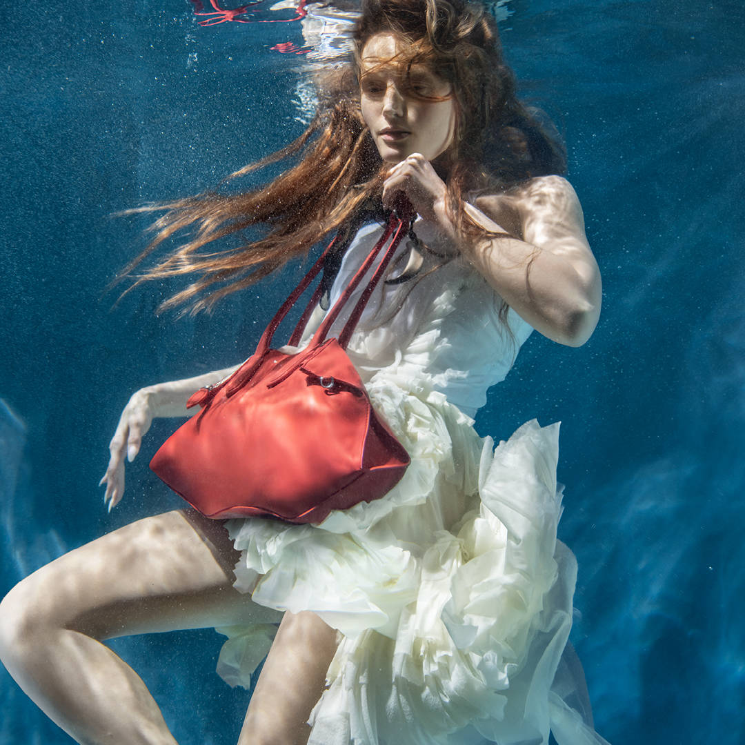 McQUEEN S26 MANTA BAG CAMPAIGN DIGITAL 1080<em></em>x1080PX_1.jpg