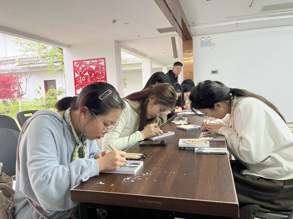 25 艺术导览+公教活动.jpg