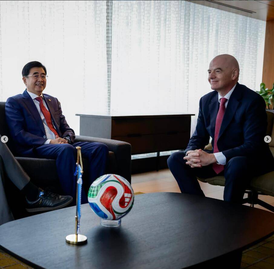 因凡蒂诺晒与足协主席宋凯合影 肯定中国足球近年来进展