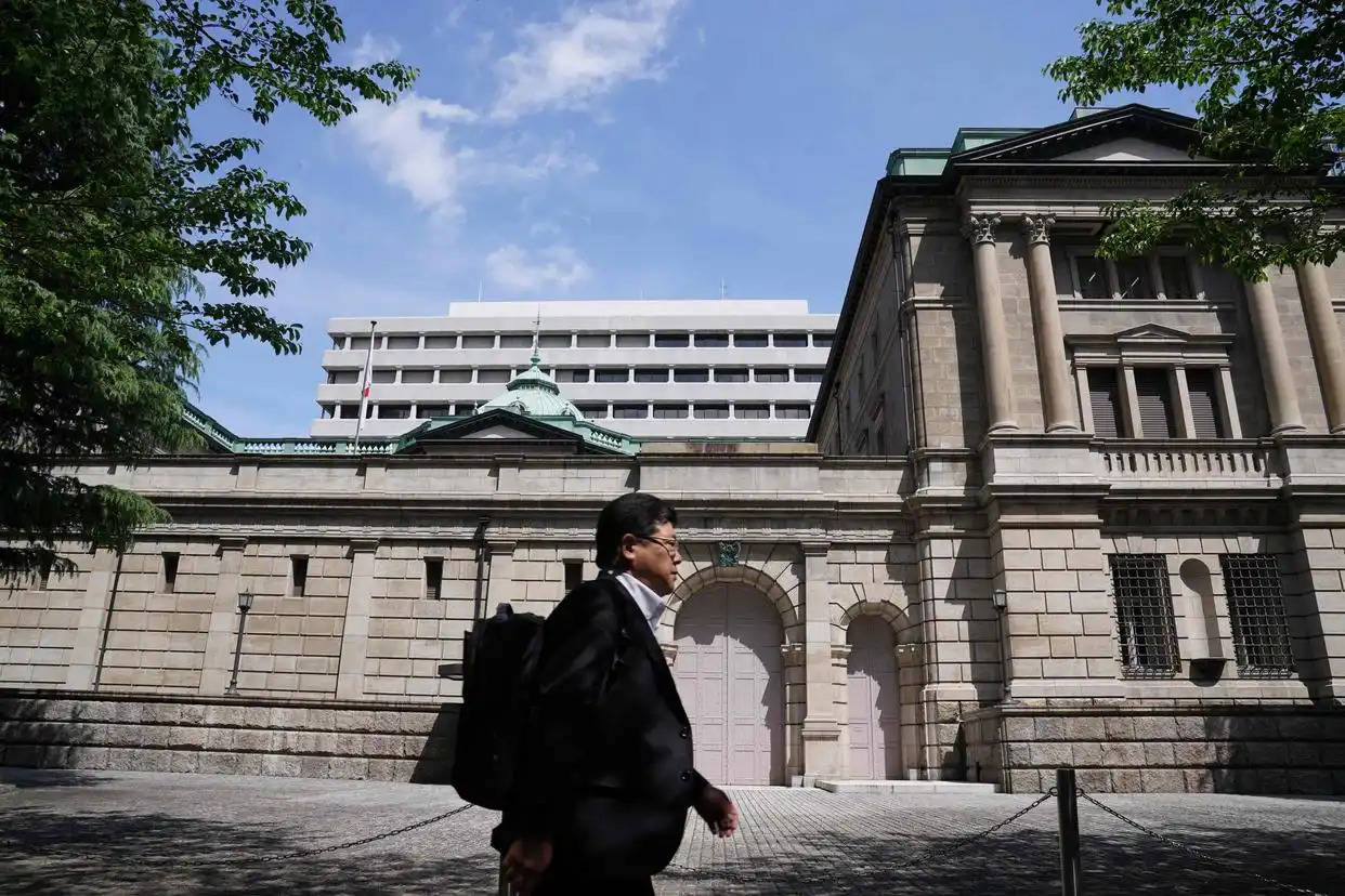 日本央行大幅上调通胀预期_东京_新华社_行人