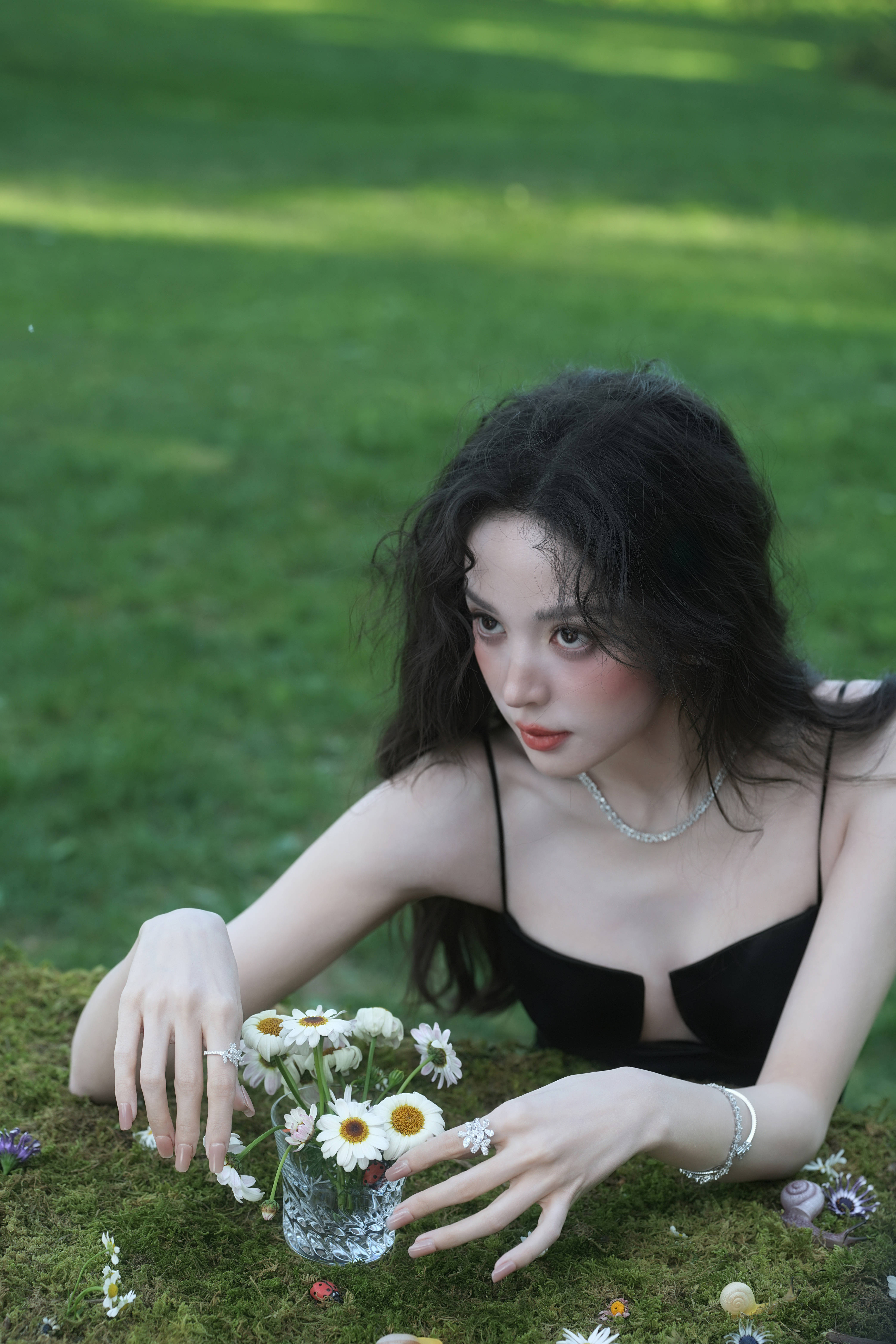 娜扎穿吊带裙身材纤细明媚优雅 露美背又纯又欲