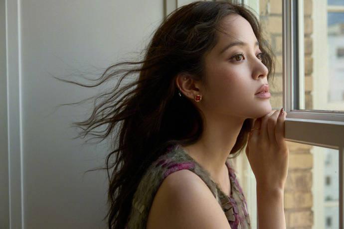 欧阳娜娜身穿玫粉抹胸配印花半裙 化身时尚文艺少女