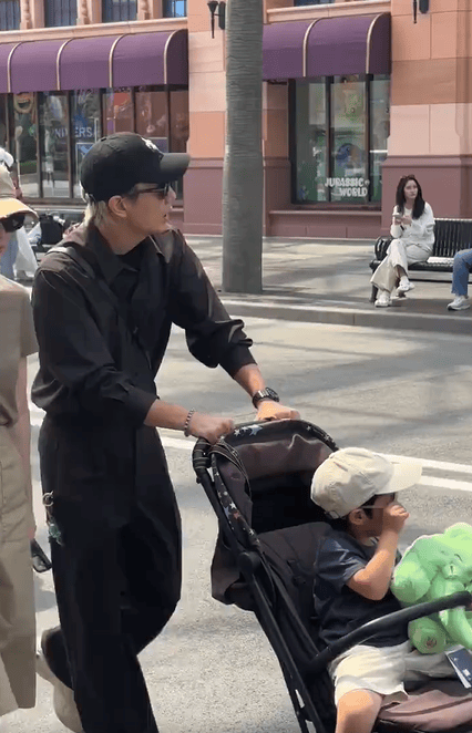 戚薇李承铉夫妇带儿子出游 seven坐婴儿车乖巧可爱