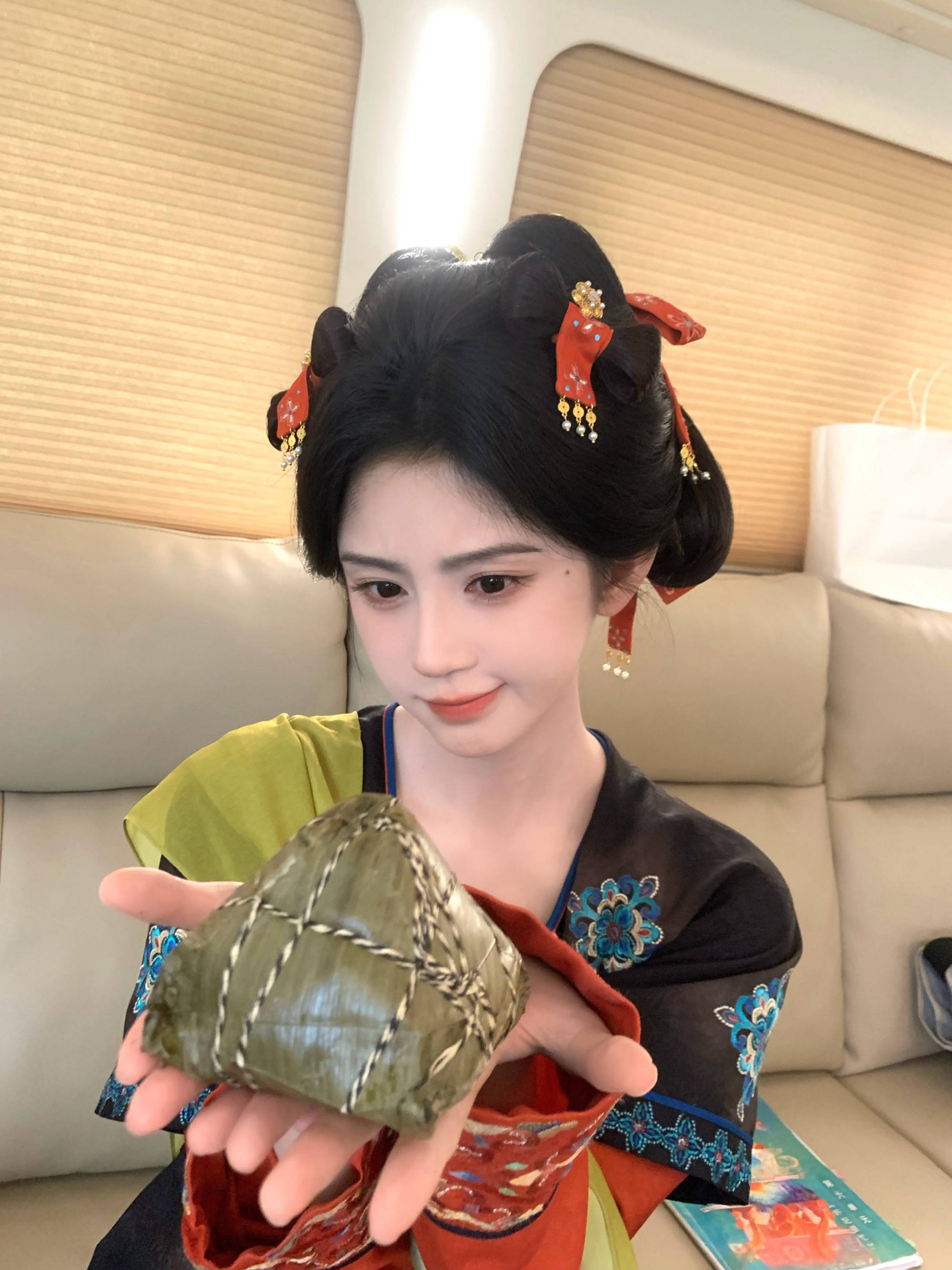 鞠婧祎化身古装少女元气满满 手捧大粽子俏皮又可爱