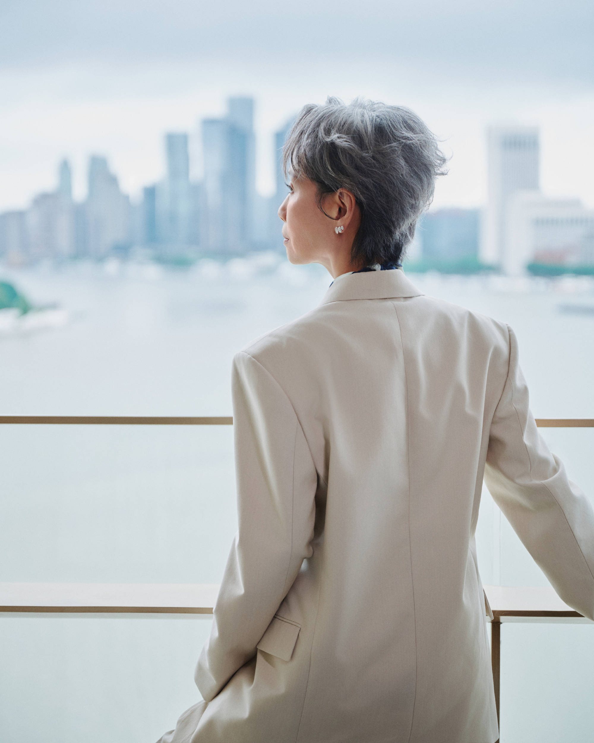 叶童浅米色西装套装搭配浅蓝丝巾 自带从容气场