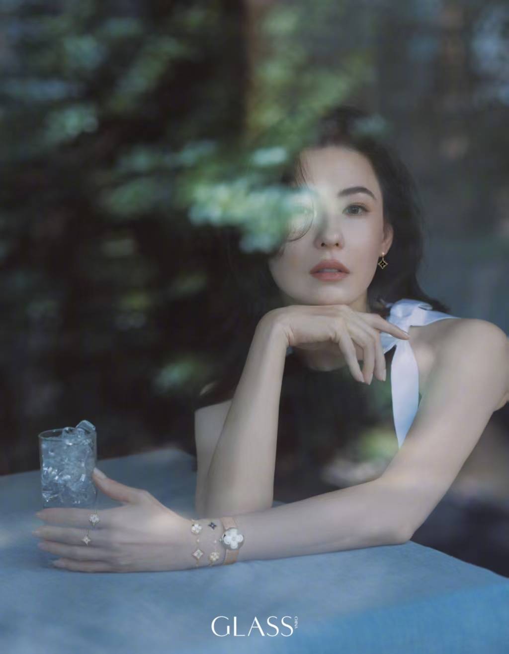 张柏芝穿挂脖礼服戴精致配饰 淡然优雅尽显千禧珠宝美人格调