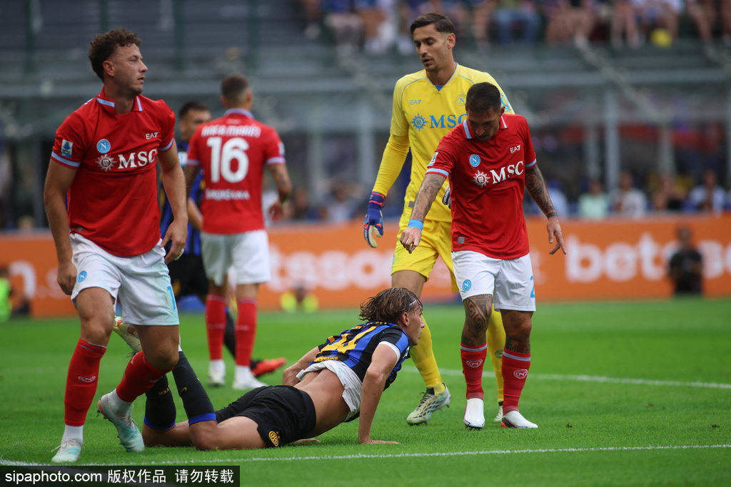 意甲-让2追3！劳塔罗双响+补时绝杀 国米3-2那不勒斯
