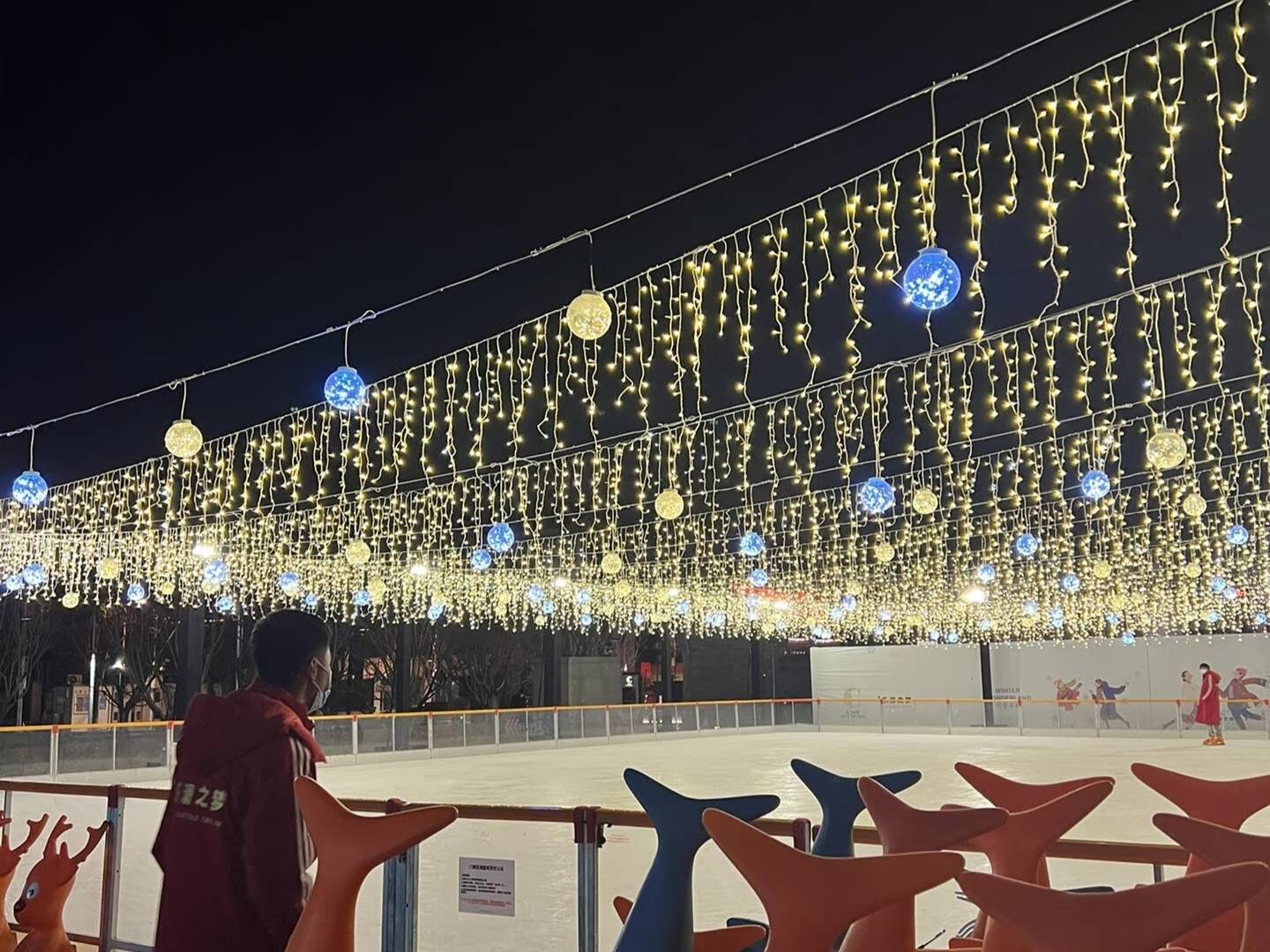 led 户外广场冰条灯发光球形球天幕亮化工程实拍.jpg