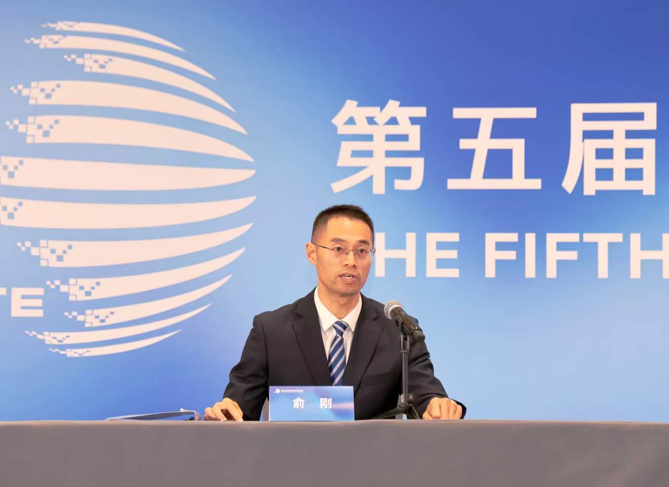 主持人：杭州市委宣传部新闻发布处处长俞刚.jpg