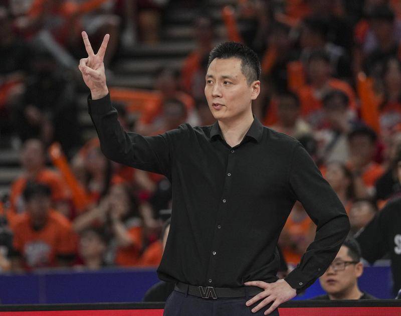 卢伟：今晚先享受冠军颁奖仪式 拉塞尔还未到最佳状态