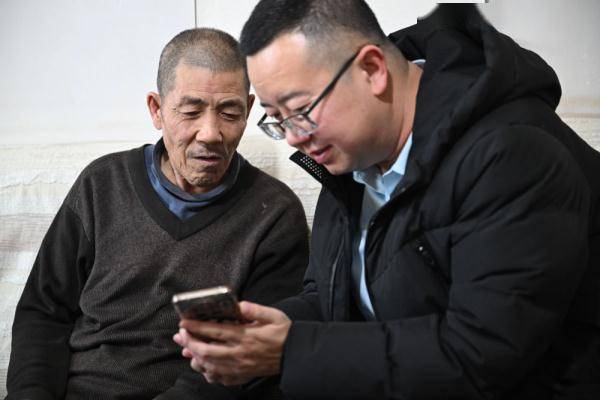 跟拍2000公里 记录跨越半个多世纪的团圆_李世英_李永_新华社