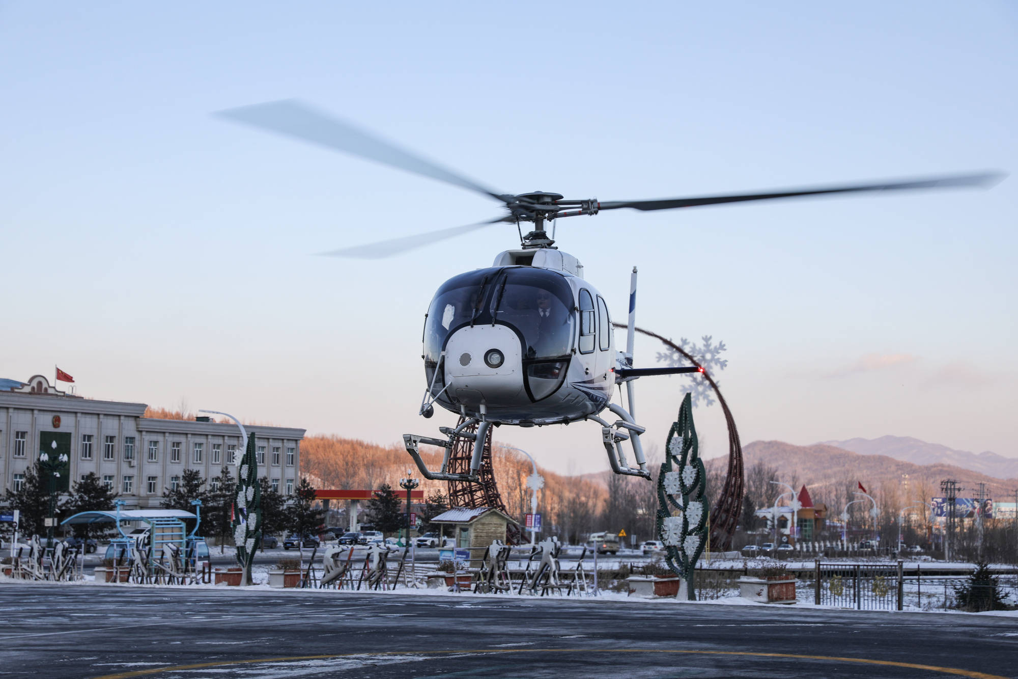 ac311a直升机(央广网发黑龙江冰城通用航空有限公司供图)在哈尔滨东北