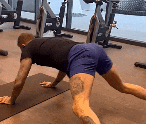 维多利亚狂晒贝克汉姆"翘臀"私密照,网友:女菩萨,太好磕!