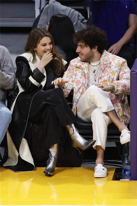 赛琳娜官宣恋情后与新男友亮相 对视甜笑大秀恩爱_本尼·布兰克_比赛