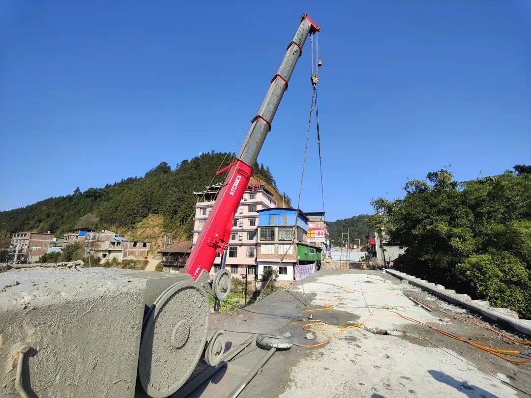 下部结构为浆砌片石重力式u型桥台,混凝土实体墩