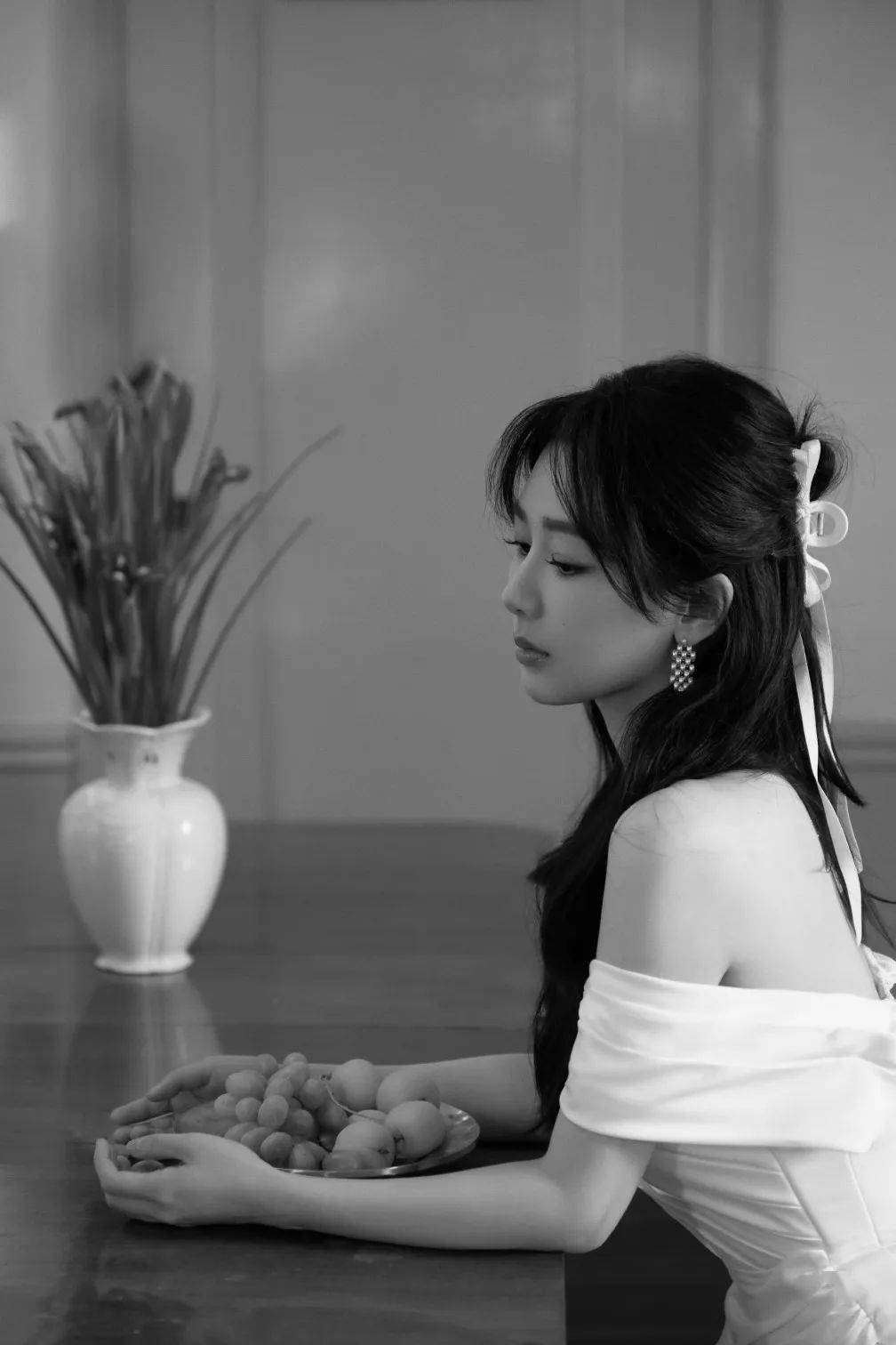 之前尝试过发带搭配马尾辫的杨紫,前不久将发型升级,鲨鱼夹与发带的