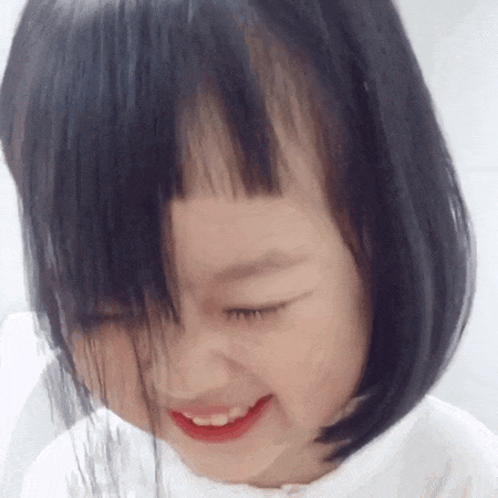 微信里的那个表情包女孩,长大后滤镜碎了一地…_凯莉亚·_小姑娘_网友
