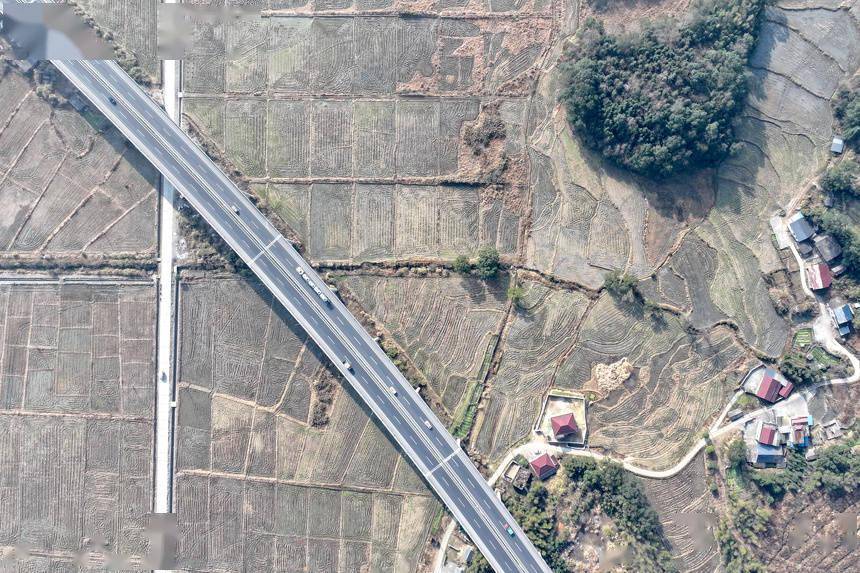 纵横交错的武吉高速公路,s221省道与周边农田,民居,山峦相映成景.