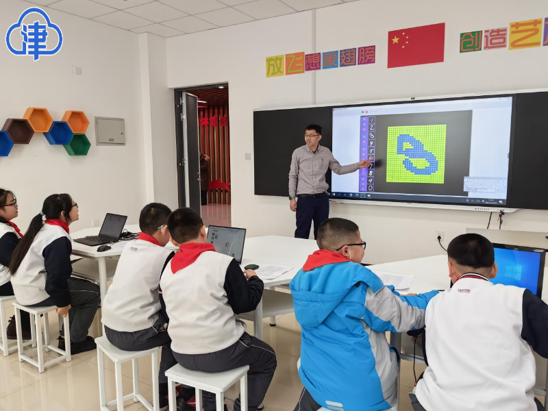 天津北方网讯:初见杨磊老师,是在中宣部"追着雪花看新疆"采访团一行